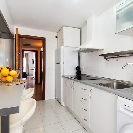 Apartment Center 2bed 2b Aircon Wif And Parking Free *